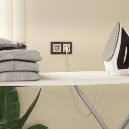 W1171603 Умная встраиваемая розетка с заземлением с защитными шторками слоновая кость Werkel a056421