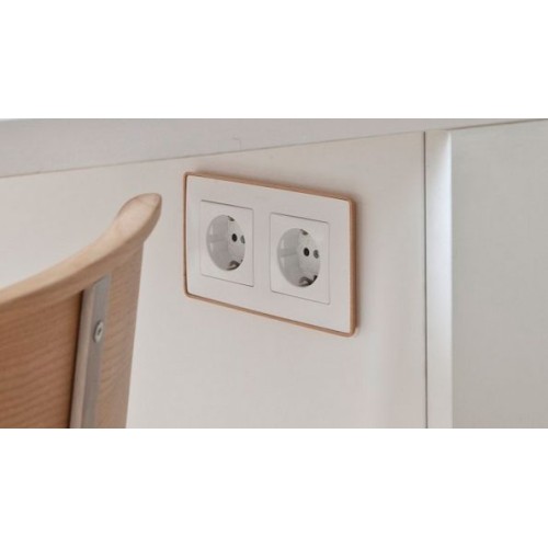 82043-30 Накладка на 2-х полюсн. розетку 2P+E с заземл. с уменьш.глубиной уст., S82,82Н,82Д, белый Simon