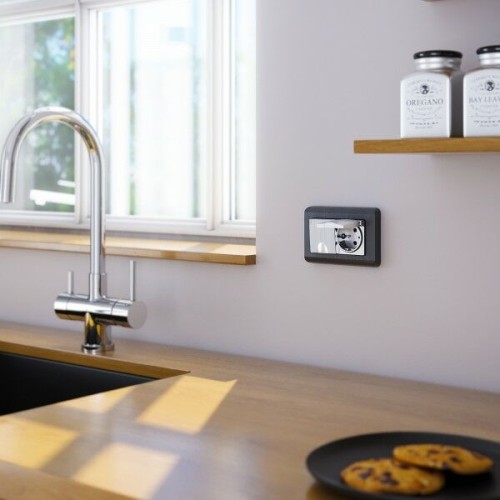 W1172209 Розетка двойная влагозащ. с зазем. с защит. крышками и шторками (шампань рифленый) Werkel a057288