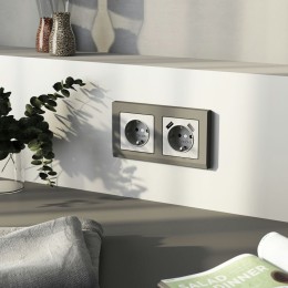 W1171165 Розетка с заземлением и шторками (серебряный матовый) Werkel a063613