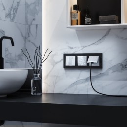 W1271201 Розетка влагозащ. с зазем. с защит. крышкой и шторками (белый) Hammer Werkel a052021