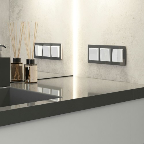 W1171241 Розетка влагозащ. с зазем. с защит. крышкой и шторками (белый акрил) Werkel a064013