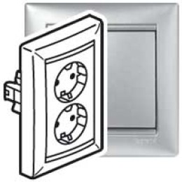 770100 Valena Розетка 2-ая с/з литая Legrand