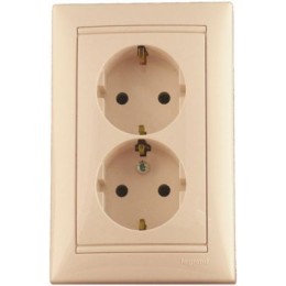 774371 Valena Розетка 2-ая с/з с защитными шторками Legrand