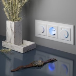 WL01-Frame-03 Рамка на 3 поста (белый матовый) Favorit Werkel a036579