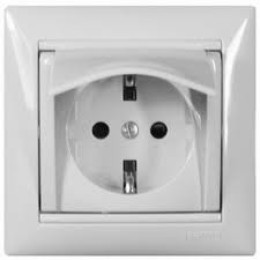 774220 Valena Розетка 1-ая с/з с крышкой и защитными шторками IP44 (к простой рамке) Legrand