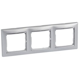 770353 Рамка Valena Алюминий / Серебряный штрих 3-постовая Legrand