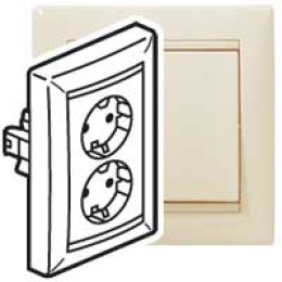 774370 Valena Розетка 2-ая с/з Legrand