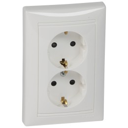 774427 Valena Розетка 2-ая с/з с защитными шторками литая Legrand