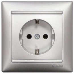 770123 Valena Розетка 1-ая с/з литая Legrand