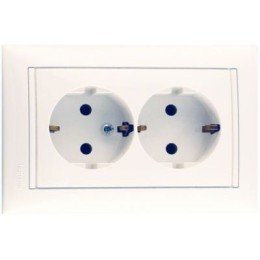 774400 Valena Розетка 2-ая с/з литая Legrand