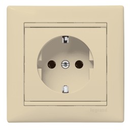 774323 Valena Розетка 1-ая с/з литая Legrand