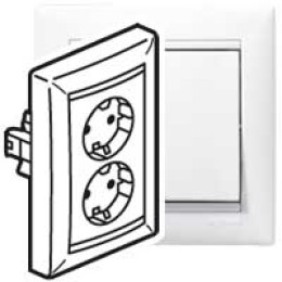 774400 Valena Розетка 2-ая с/з литая Legrand