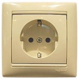 774323 Valena Розетка 1-ая с/з литая Legrand